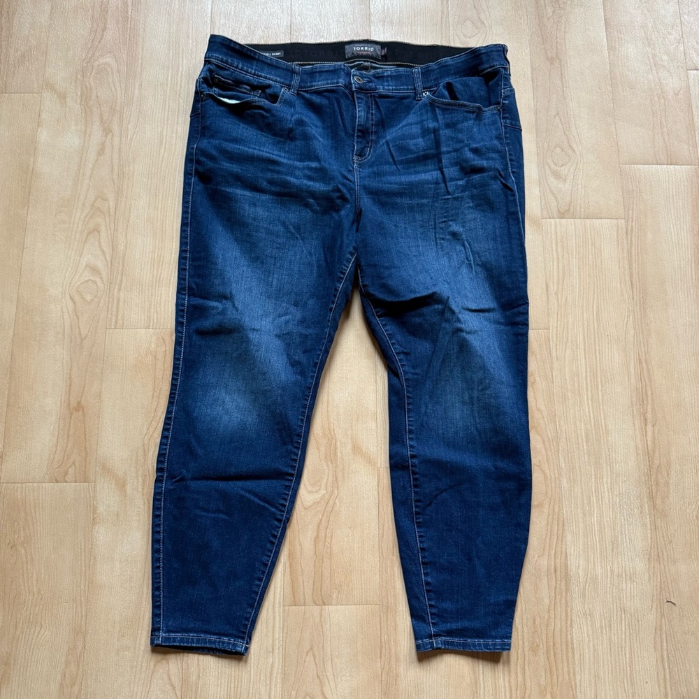 Torrid premium denim bombshell skinny jeans, medium wash, sz 26R